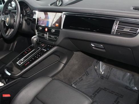 Certified 2025 Porsche Macan image 28