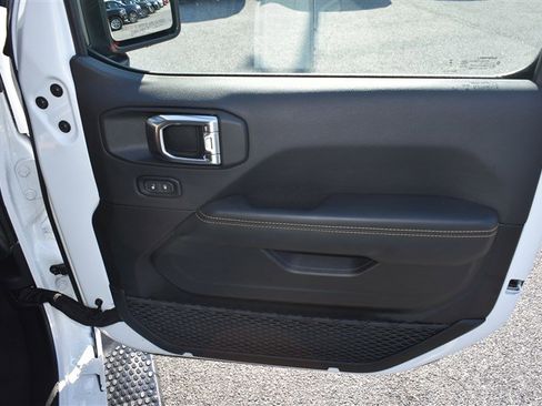 Used 2025 Jeep Wrangler Unlimited Sahara image 25