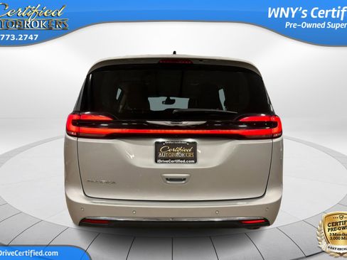 Used 2024 Chrysler Pacifica Touring-L FWD image 7