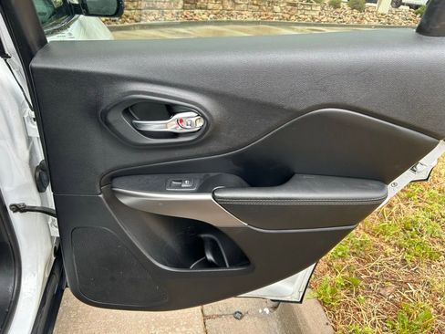 Used 2019 Jeep Cherokee Limited AWD/4WD image 29
