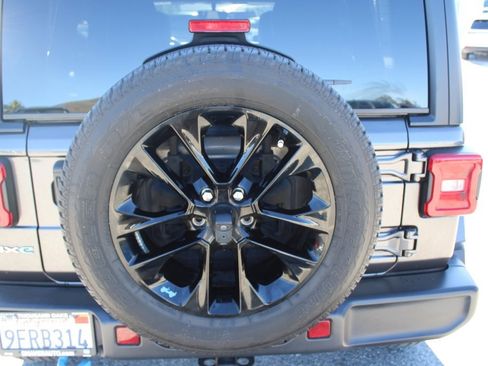 Used 2023 Jeep Wrangler Unlimited Sahara image 32