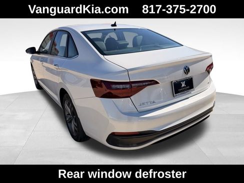Used 2023 Volkswagen Jetta SE image 2