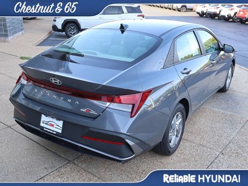 Certified 2024 Hyundai Elantra SE FWD image 6