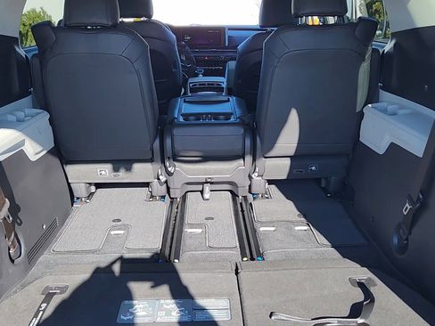 Used 2024 Kia Carnival EX image 20