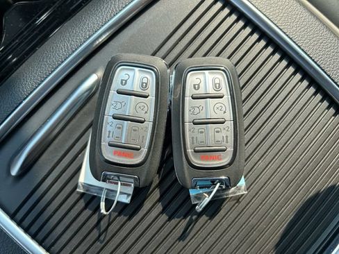 Used 2024 Chrysler Pacifica Limited AWD/4WD image 34
