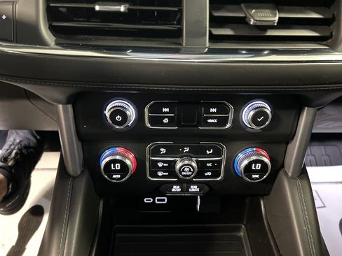 Used 2022 GMC Yukon SLE AWD/4WD image 18