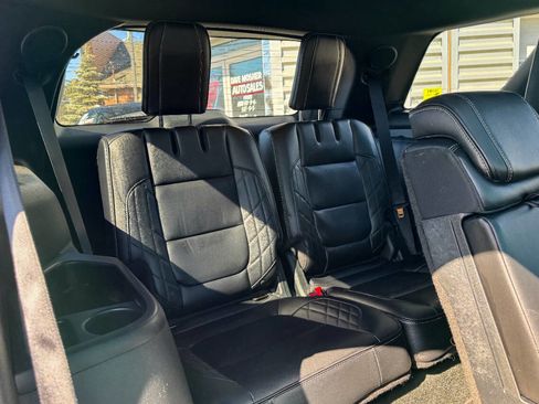 Used 2016 Ford Explorer Platinum image 18
