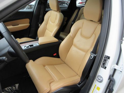 Used 2023 Volvo XC60 T8 Ultimate image 34