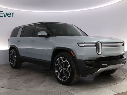 Used 2025 Rivian R1S Adventure image 13
