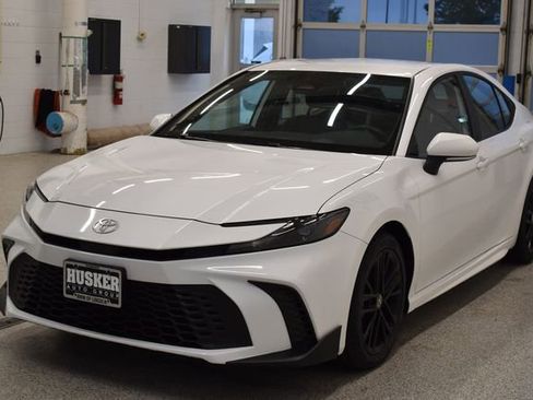 Used 2025 Toyota Camry SE FWD image 9