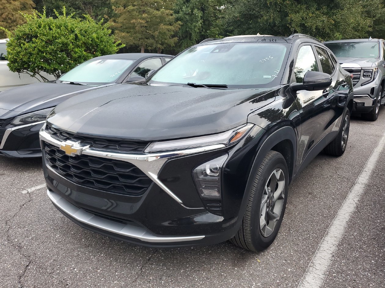 Used 2025 Chevrolet Trax LT FWD image 2
