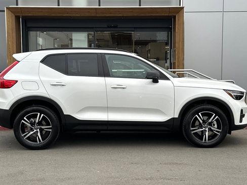 New 2026 Volvo XC40 B4 Core w/ Climate Package FWD image 8