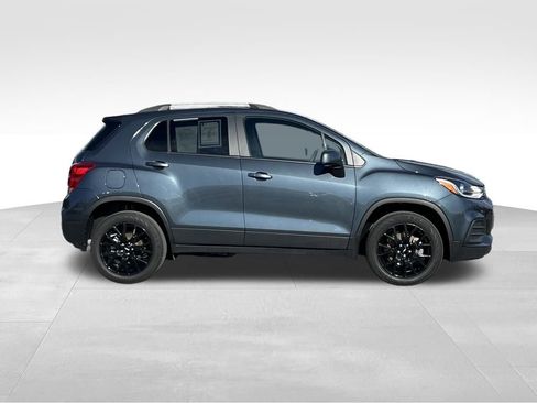Used 2022 Chevrolet Trax LT w/ Driver Confidence Package image 3