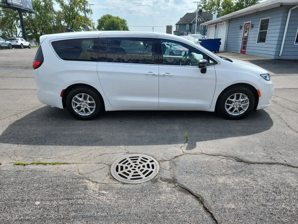 Used 2024 Chrysler Pacifica Touring FWD image 2