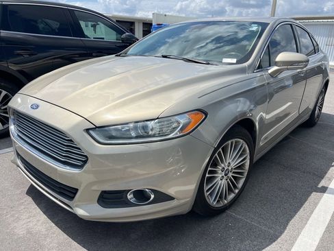 Used 2015 Ford Fusion SE w/ Equipment Group 202A FWD image 2