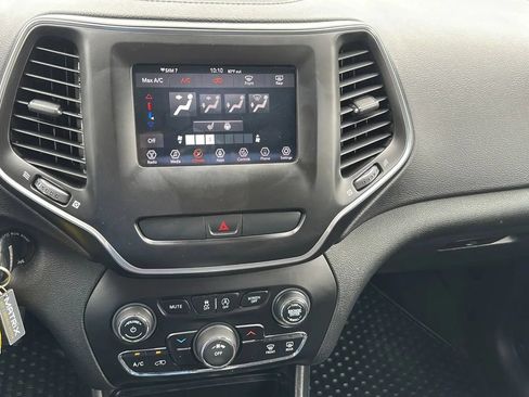 Used 2019 Jeep Cherokee Latitude w/ Cold Weather Group AWD/4WD image 17