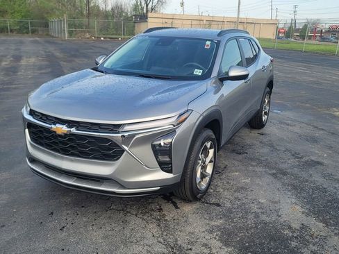 Used 2026 Chevrolet Trax LT FWD image 5
