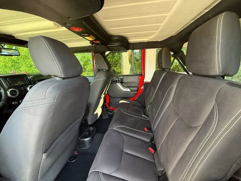 Used 2016 Jeep Wrangler Unlimited Sahara w/ Connectivity Group AWD/4WD image 53