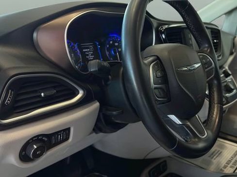 Used 2017 Chrysler Pacifica Touring-L FWD image 10