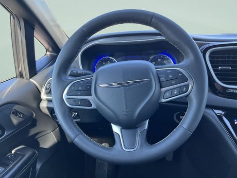 Used 2025 Chrysler Pacifica Select FWD image 26