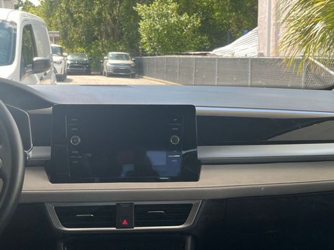 Used 2025 Volkswagen Taos SE image 17