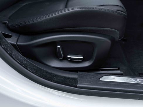 Used 2019 Jaguar XE Premium image 70