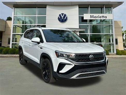 Certified 2024 Volkswagen Taos SE image 1