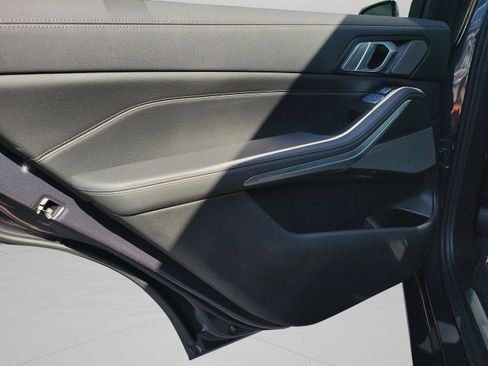 Used 2021 BMW X7 xDrive40i w/ Premium Package image 11