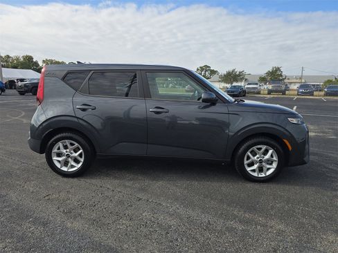 Used 2022 Kia Soul LX w/ Technology Package image 3