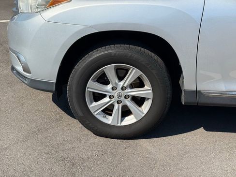 Used 2011 Toyota Highlander SE w/ Tow Pkg image 16
