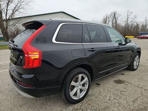 Used 2022 Volvo XC90 T5 Momentum image 2