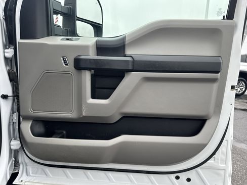 Used 2017 Ford F550 2WD Crew Cab Super Duty image 25