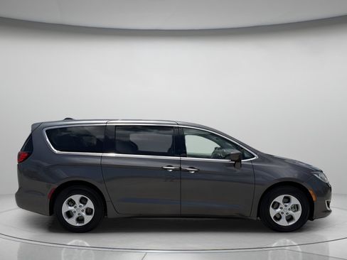 Used 2017 Chrysler Pacifica Touring Plus FWD image 2
