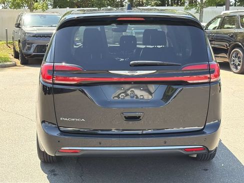 Used 2024 Chrysler Pacifica Touring-L FWD image 12