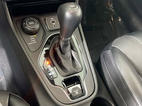 Used 2022 Jeep Cherokee Limited image 16