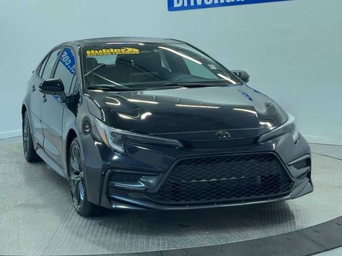 Used 2025 Toyota Corolla SE w/ SE Premium Package image 2