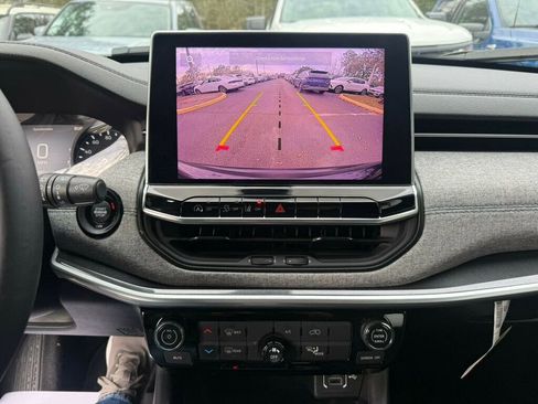 Used 2024 Jeep Compass Latitude image 6