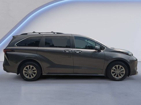 Used 2025 Toyota Sienna XLE w/ XLE Plus Package FWD image 6