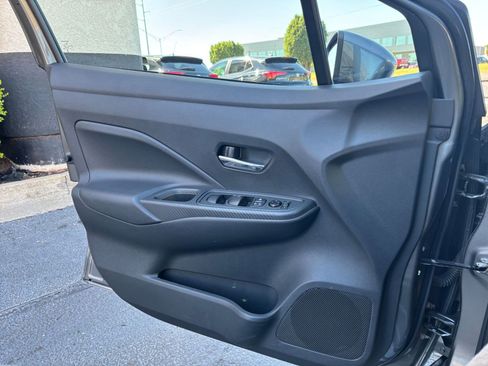 Used 2025 Nissan Versa SV FWD image 18
