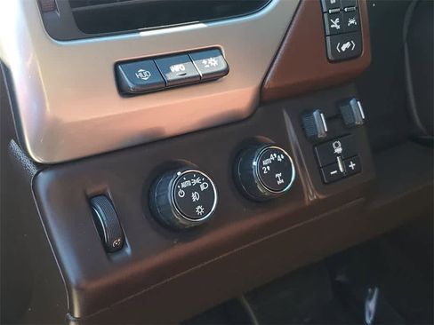 Used 2018 Chevrolet Suburban Premier image 21