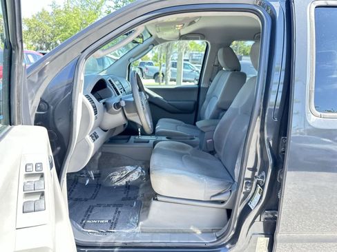 Used 2011 Nissan Frontier SV w/ SV Premium Utility Pkg RWD image 2