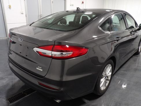 Used 2020 Ford Fusion SE FWD image 2