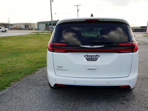 Used 2023 Chrysler Pacifica Touring-L FWD image 19