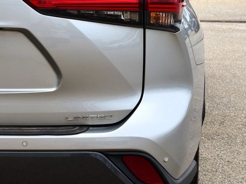 Used 2023 Toyota Highlander Limited FWD image 12