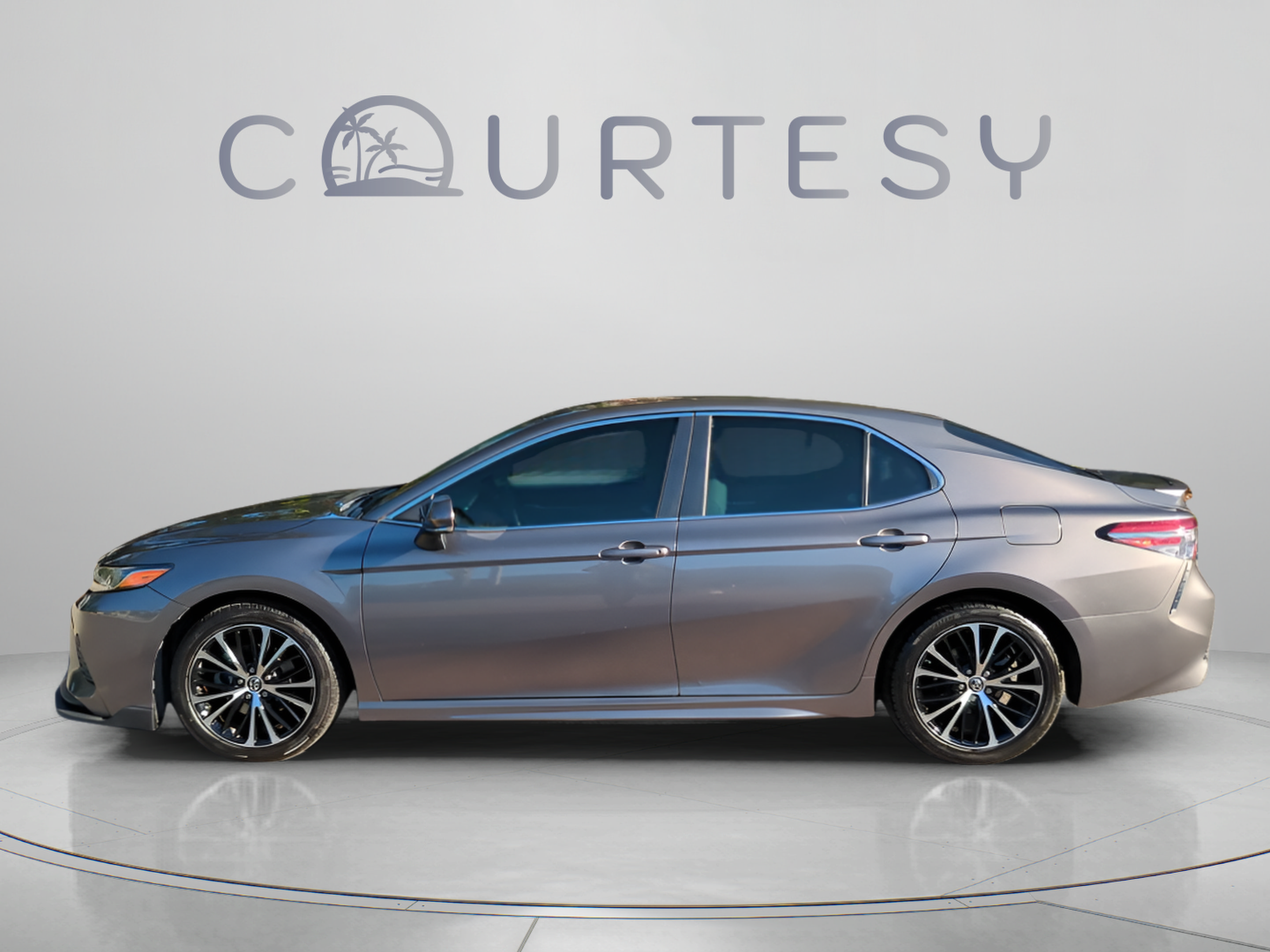 Used 2018 Toyota Camry SE w/ Convenience Package FWD image 4