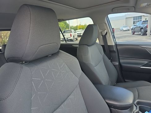 Certified 2020 Toyota RAV4 XLE w/ Convenience Package AWD/4WD image 11