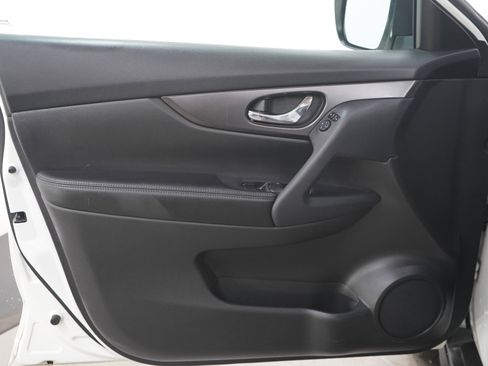 Used 2014 Nissan Rogue S FWD image 19