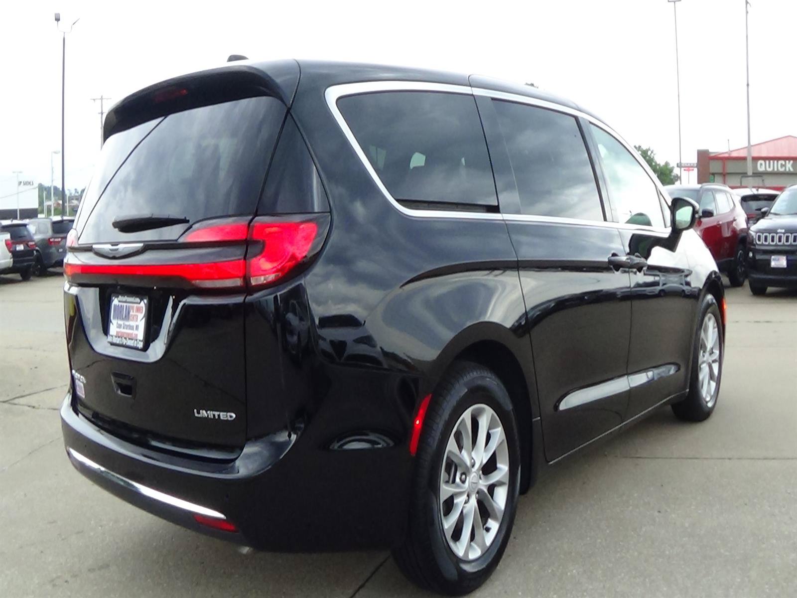 Used 2026 Chrysler Pacifica Limited FWD image 6