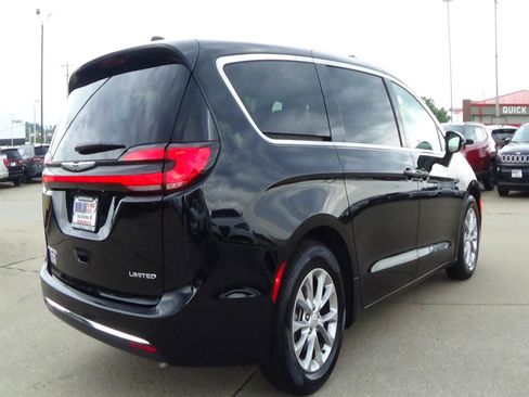 Used 2026 Chrysler Pacifica Limited FWD image 6