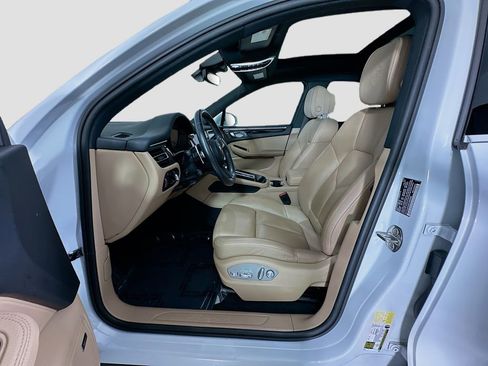 Certified 2023 Porsche Macan AWD/4WD image 5